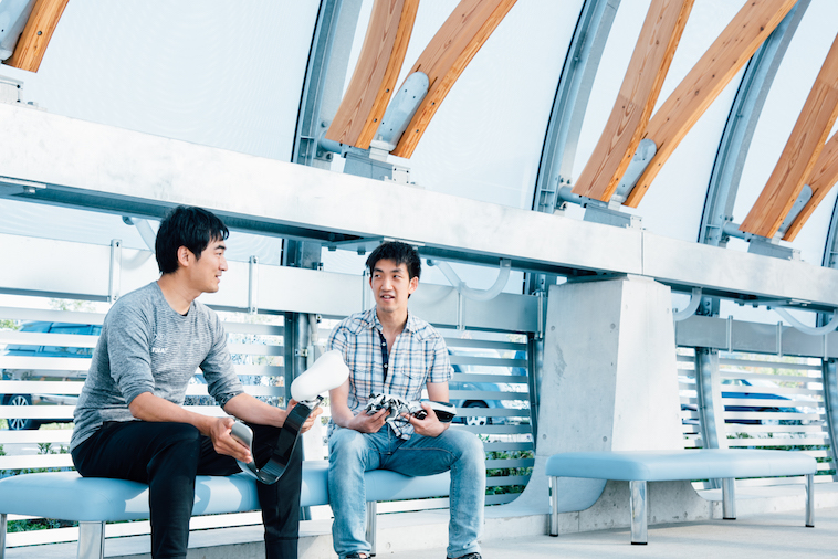 【写真】向かい合って微笑んでいるえんどうけんさんとこんどうげんたさん