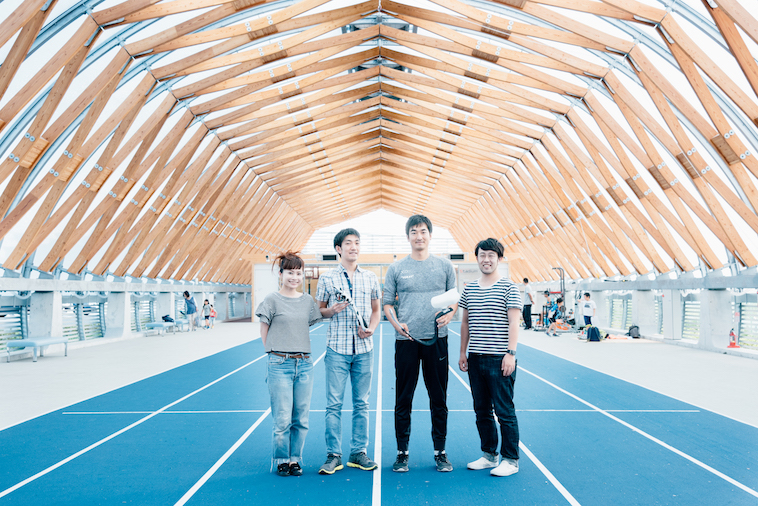 【写真】笑顔のえんどうけんさんとこんどうげんたさんさん、ライターのもりじゅんやとくどうみずほ