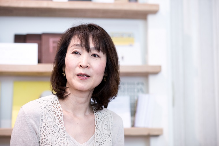 【写真】真剣な表情でインタビューに応えるおごえみこさん