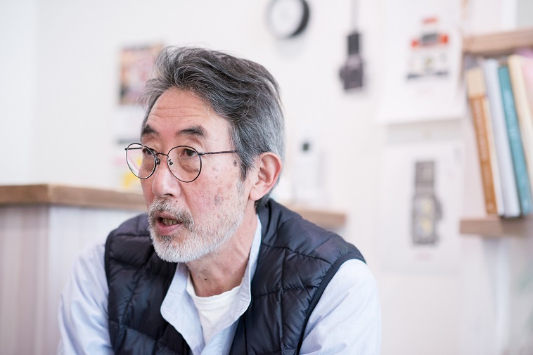【写真】真剣な表情でインタビューに応えるわだしげるさん