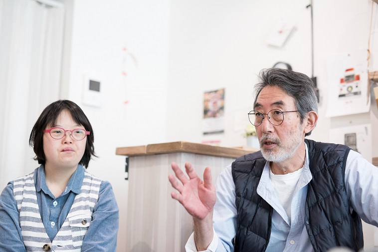 【写真】真剣にインタビューに応えるわだしげるさんとわだめぐみさん