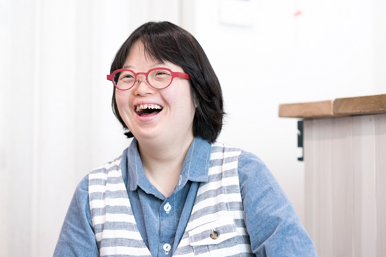 【写真】笑顔でインタビューに応えるわだめぐみさん