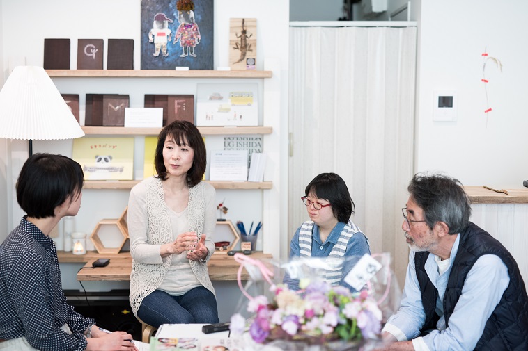 【写真】インタビューに応えるおごえみこさんとわだめぐみさん、わだしげるさんとライターのはらだめぐみさん