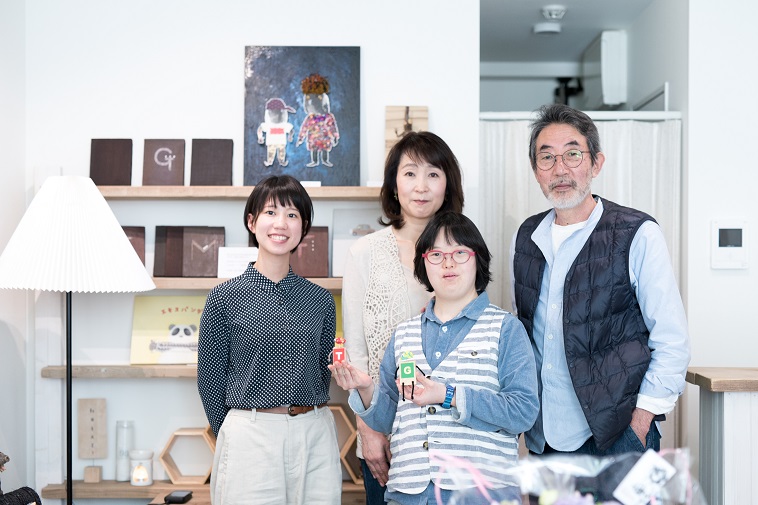 【写真】笑顔で立っているおごえみこさん、わだめぐみさん、わだしげるさん、ライターのはらだめぐみさん