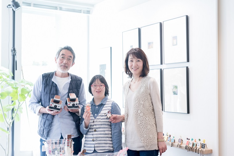 【写真】笑顔のわだしげるさんとおごえみこさんわだめぐみさん