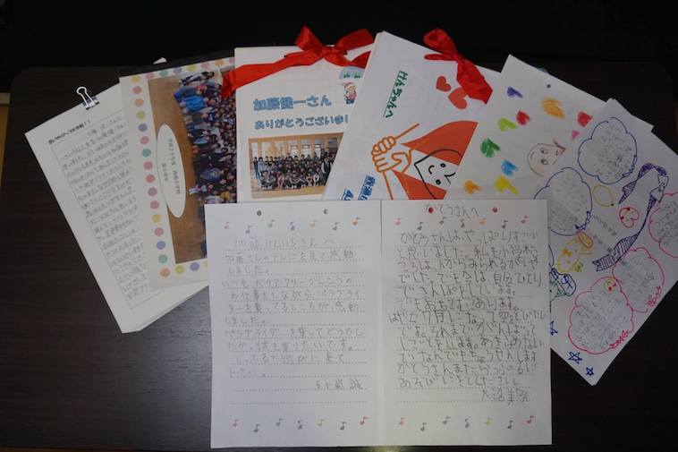 【写真】子どもたちから届いた手紙がずらりと並べられている。