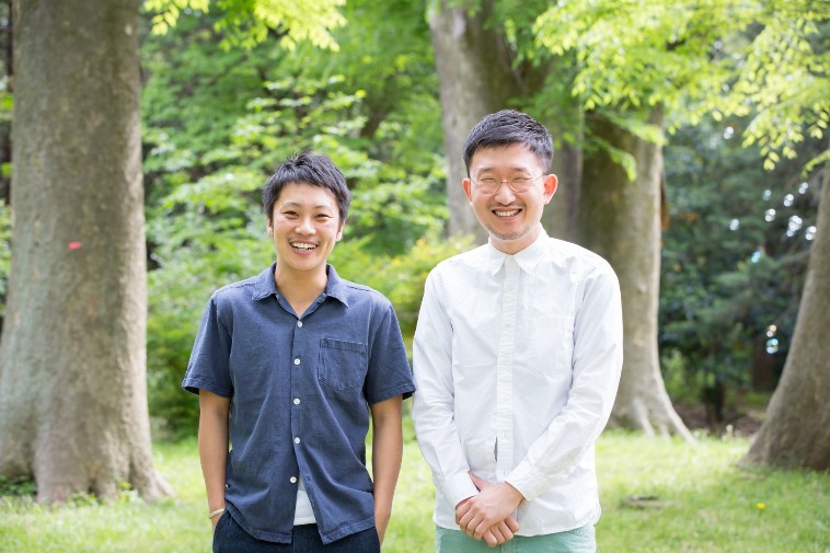 【写真】自然をバックに、笑顔で並んで立ついのうえさんとおおたさん。