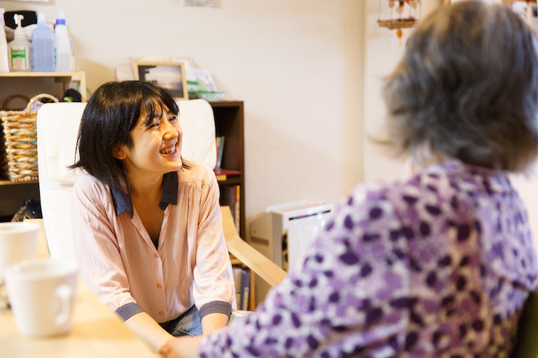 【写真】おばあちゃんと笑顔で会話を楽しむたかすさん