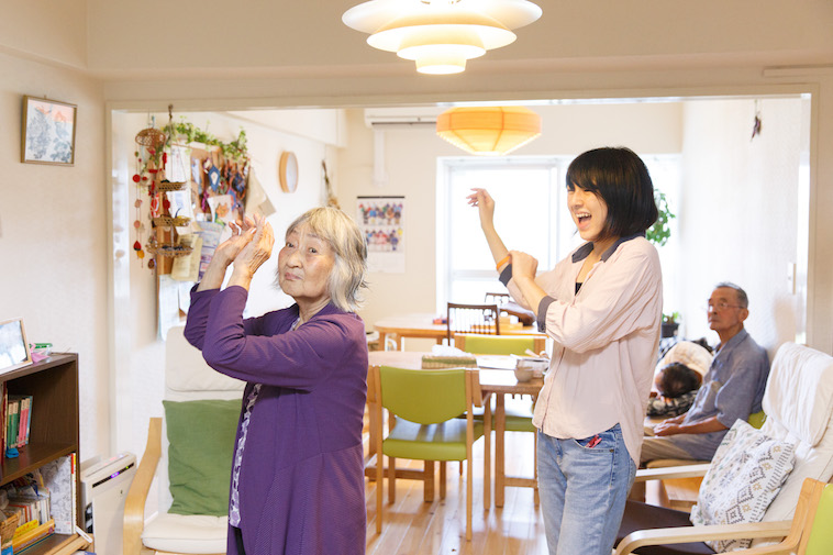 【写真】おばあさんと一緒に、フラを楽しそうに踊るたかすさん