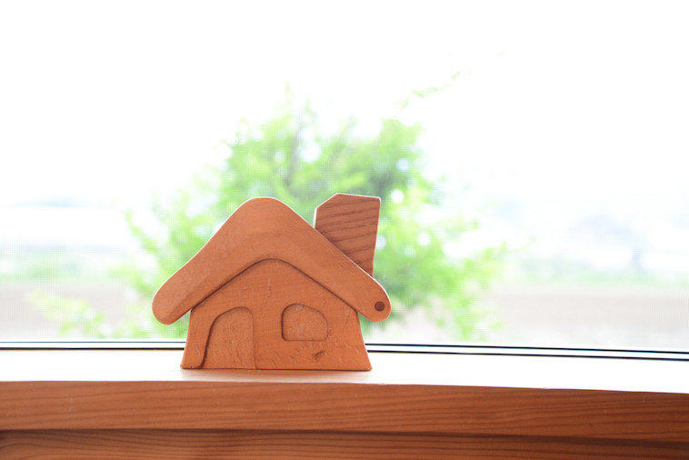 【写真】温もりを感じる木製でできた小さな家の模型が窓際に置いてある