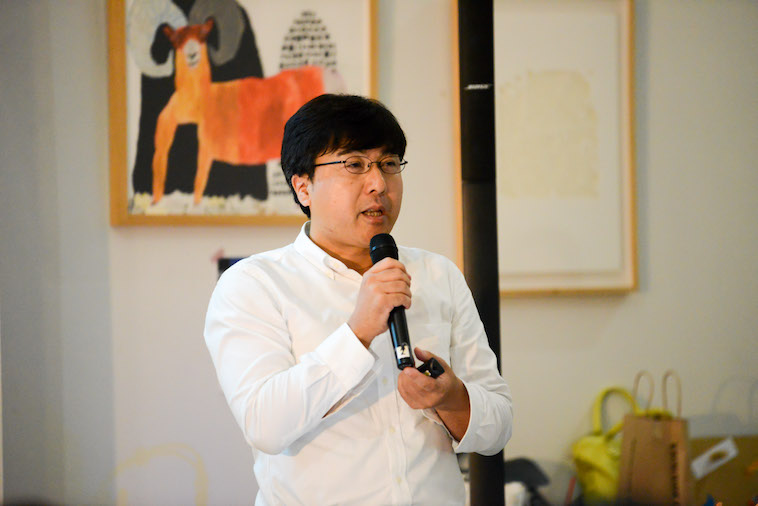 【写真】真剣な表情で語るふじもとさん