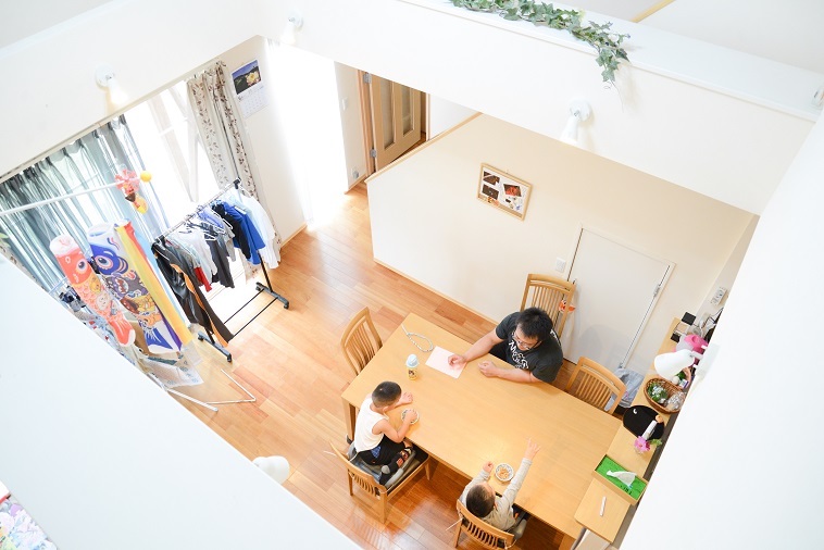 【写真】子どもの村の中にある、あるお家の中の風景。鯉のぼりが飾られた部屋で、里親が見守るなか、子どもたちが食事を取っている