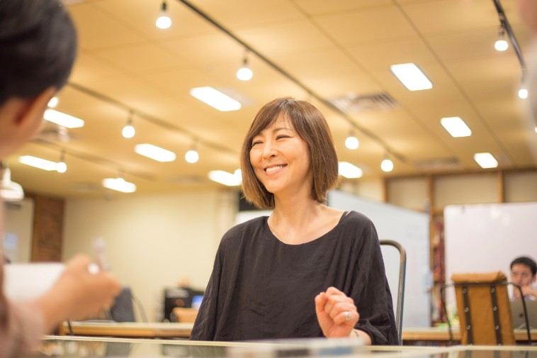 【写真】微笑んでインタビューに応えるくらさわなつこさん