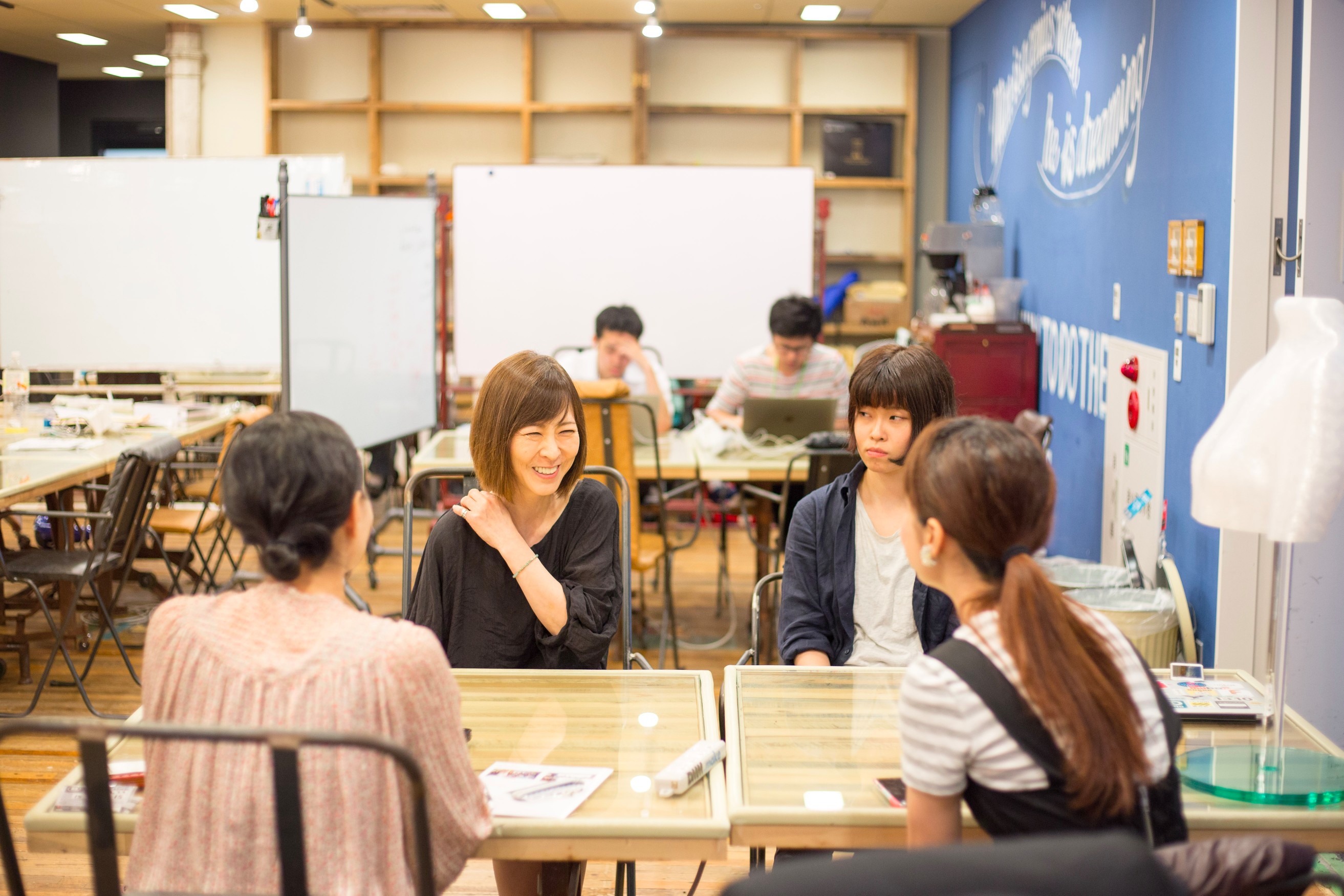 【写真】笑顔でインタビューに応えるくらさわなつこさん、ライターのたけすえあきこさん、くどうみずほ