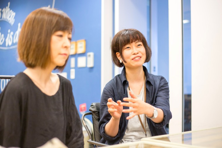 【写真】笑顔でインタビューに応えるたけこしさん