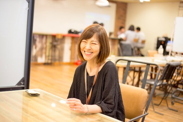 【写真】笑顔でインタビューに応えるくらさわなつこさん