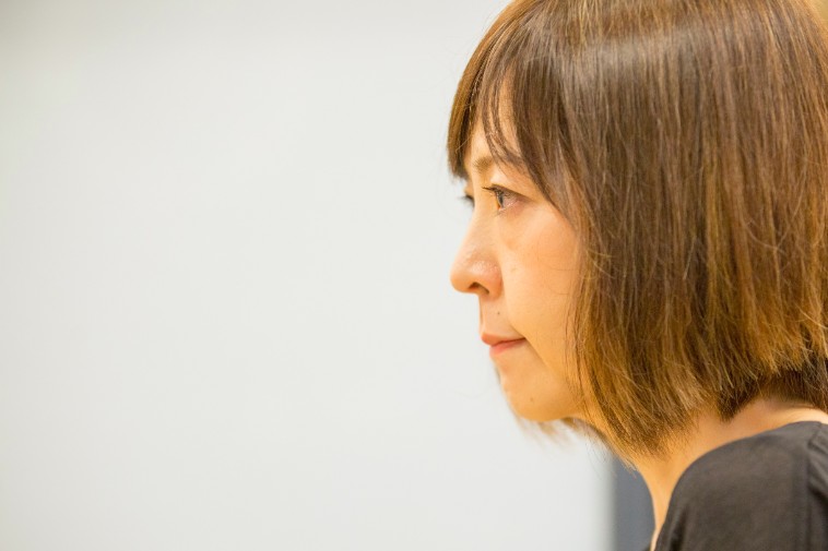 【写真】当時のことを思い出し、涙ぐみながらインタビューに応えるくらさわなつこさん