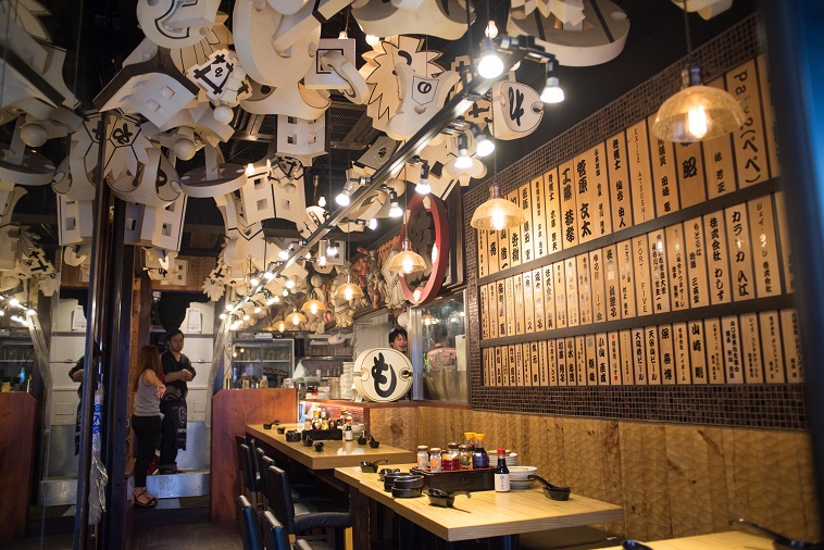 【写真】店内には訪れた人の名前や会社名が書かれた瓦版が飾られている