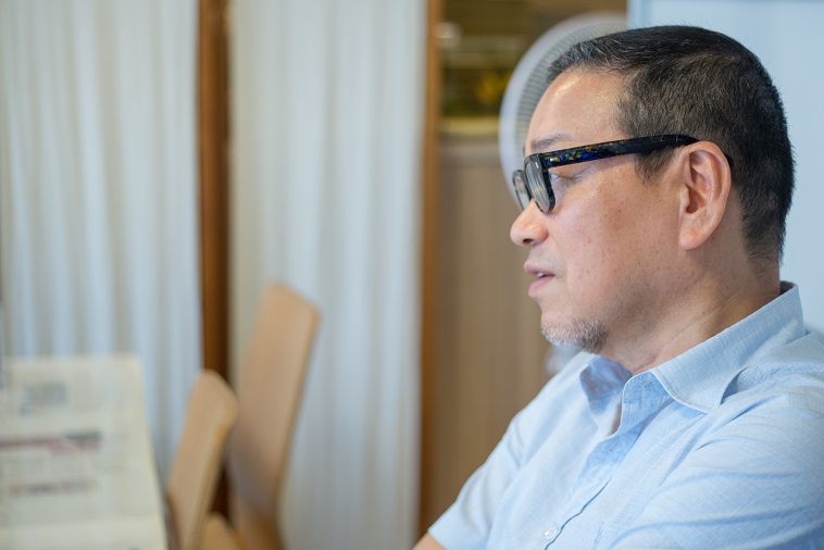 【写真】インタビューに真剣な様子で応えるげんひでもりさん