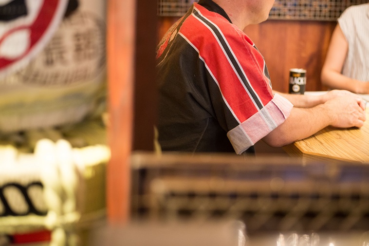 【写真】インタビューに答えるCさん