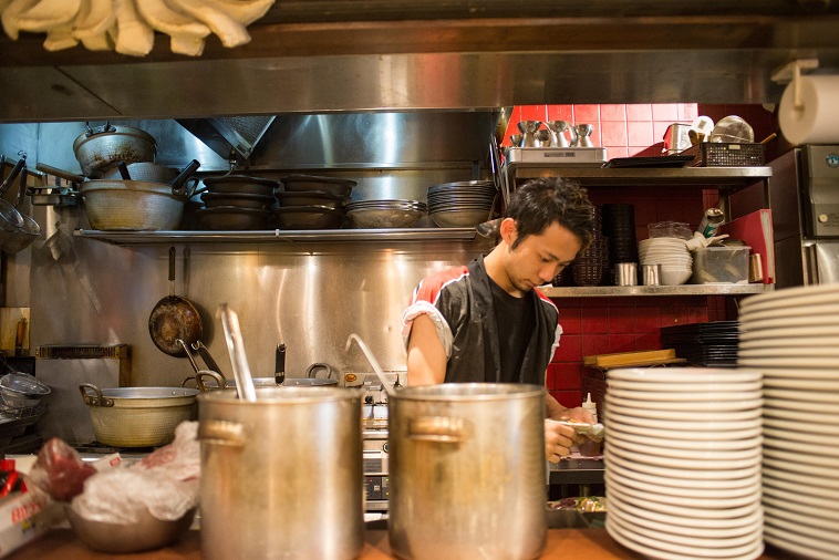 【写真】真剣な表情でキッチンに立つなかもとさん