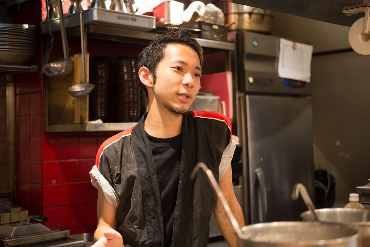 【写真】まっすぐにインタビュアーを見つめながら話をするなかもとさん