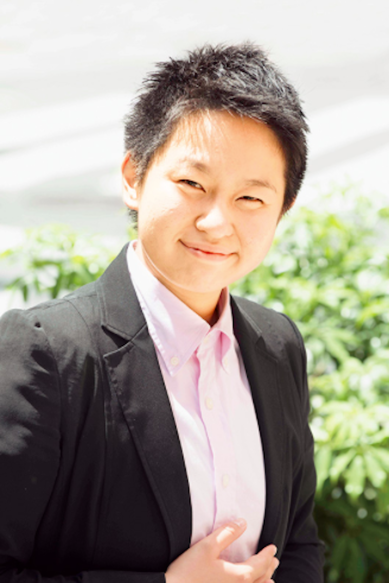 【写真】陽の光に照らされて、穏やかな笑顔を向けるやくしさん。