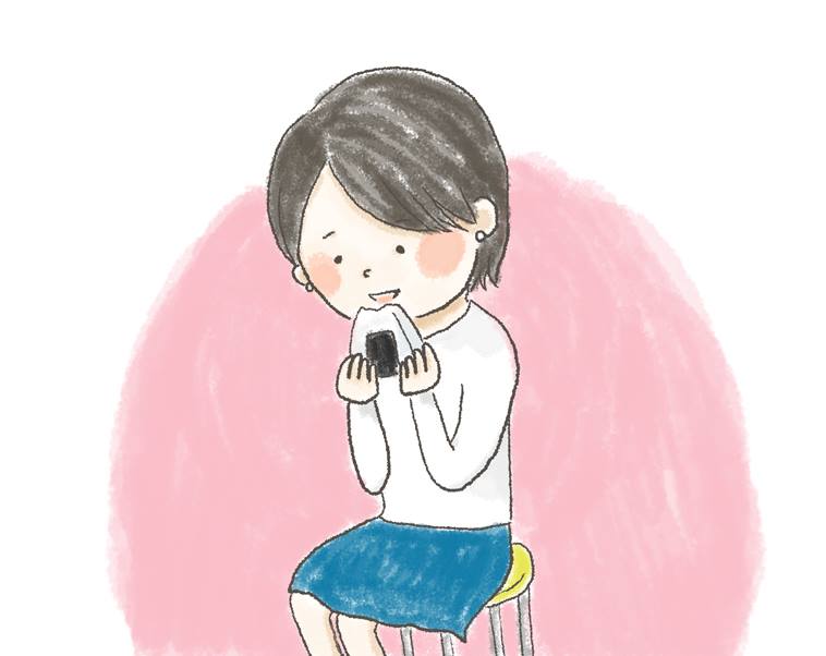 【イラスト】椅子に座り、おばさんからもらったおにぎりを頬張るさかいさん