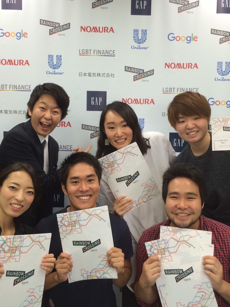 【写真】笑顔で写るやくしさんと仲間たち。楽しそうな雰囲気が漂う。