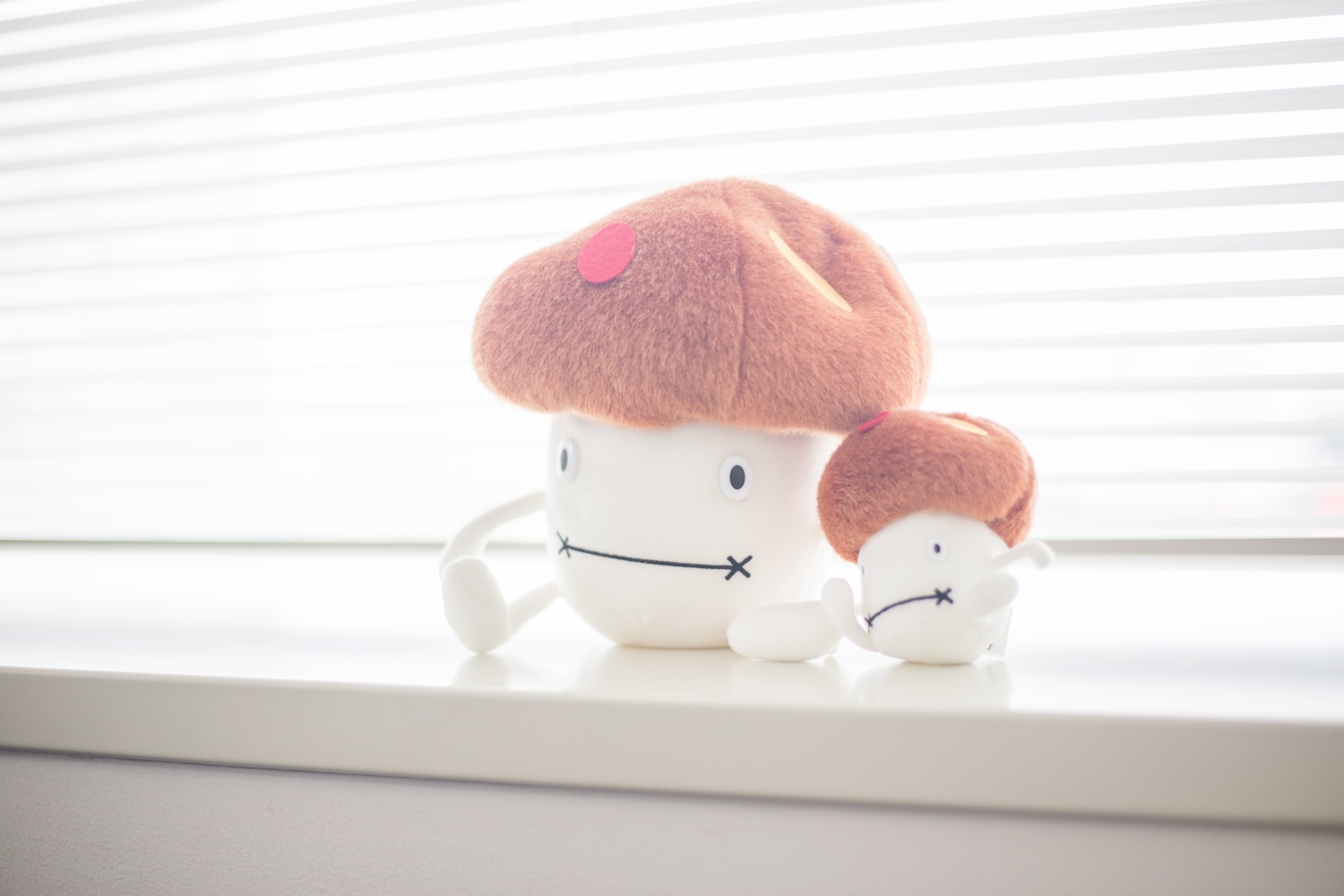 【写真】docomoの公式マスコットドコモダケが窓際に置かれている。