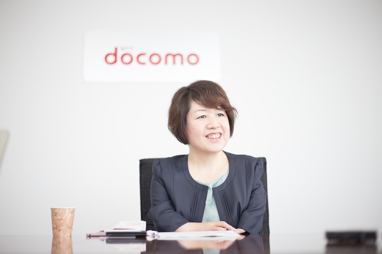 【写真】微笑んでインタビューに応えるいしじまともみさん