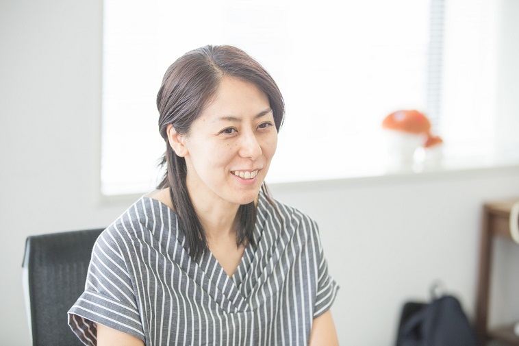 【写真】笑顔でインタビューに応えるちくざきまりさん