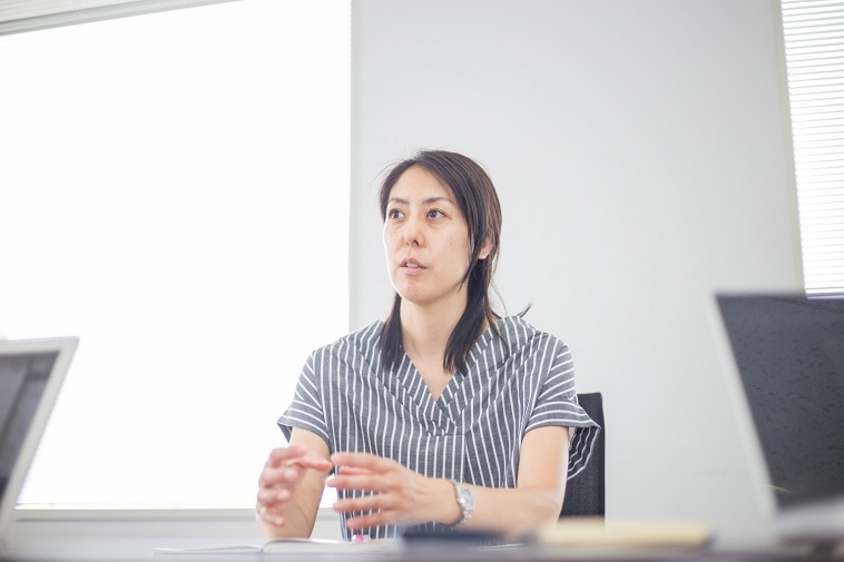 【写真】真剣な表情でインタビューに応えるちくざきまりさん