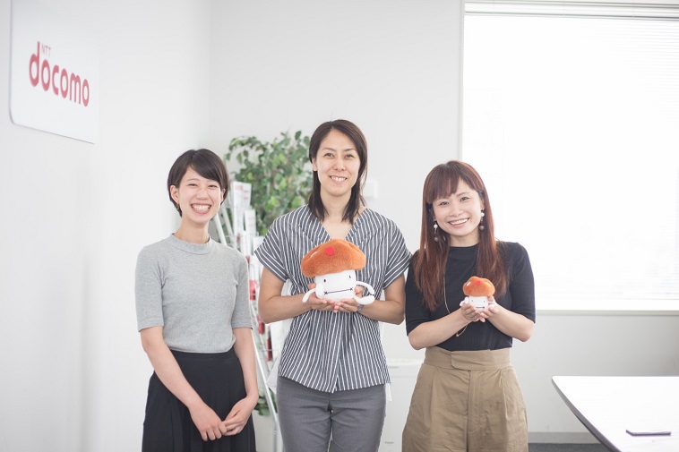 【写真】笑顔で立っているちくざきまりさん、ライターのはらだめぐみさん、くどうみずほ