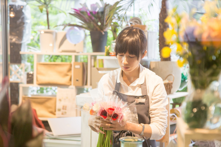 【写真】丁寧に花を揃えるスタッフさん