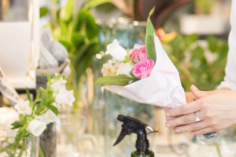 【写真】美しく目を引く小さな花束