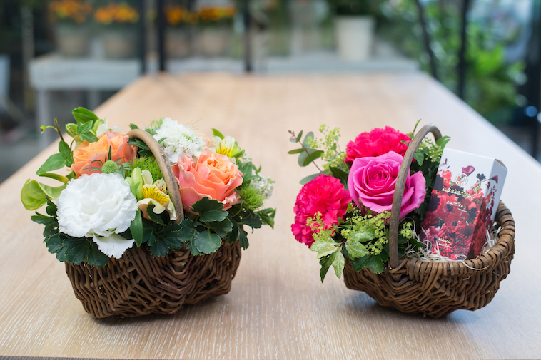 【写真】カゴに入っているアレンジされた花たち。見ているだけでも気分が明るくなりそう