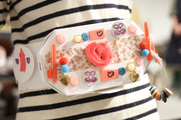 【写真】かみきどさんの変身ベルトキットにモールやビーズをつける子ども