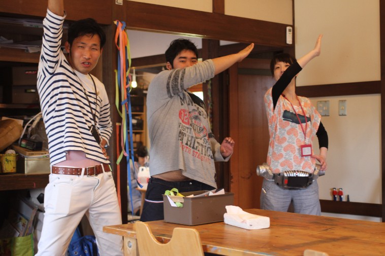 【写真】仮面ライダーポーズをするかみきどさんとスタッフ