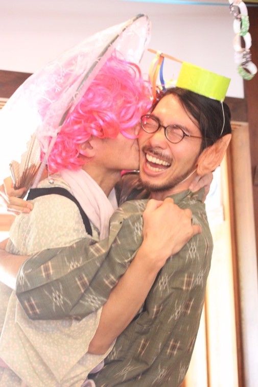 【写真】ぬかびとさんから熱い抱擁を受け大笑いするなかのさん