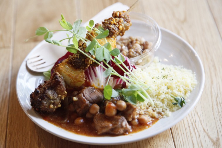 【写真】お肉や野菜が盛られているランチメニュー