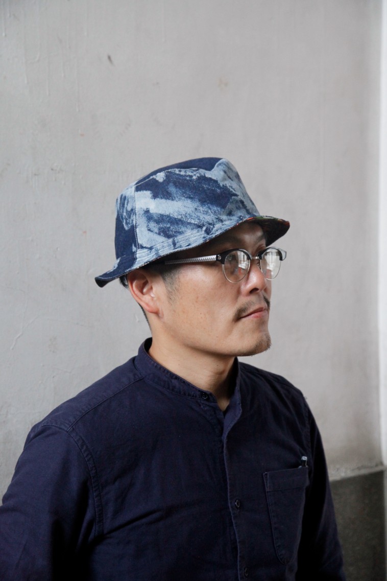 【写真】ファッションブランドのじょんぶるぬかでつくった帽子をかぶるたんじょうさん