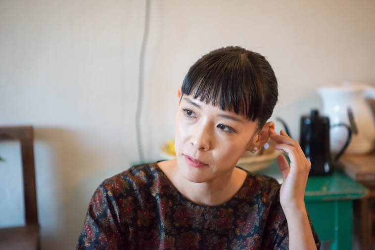 【写真】少し涙ぐんでインタビューに応えるたかはしあみさん