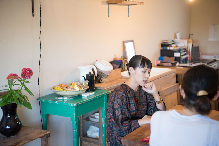 【写真】当時のことを思い出しながらインタビューに応えるたかはしあみさん