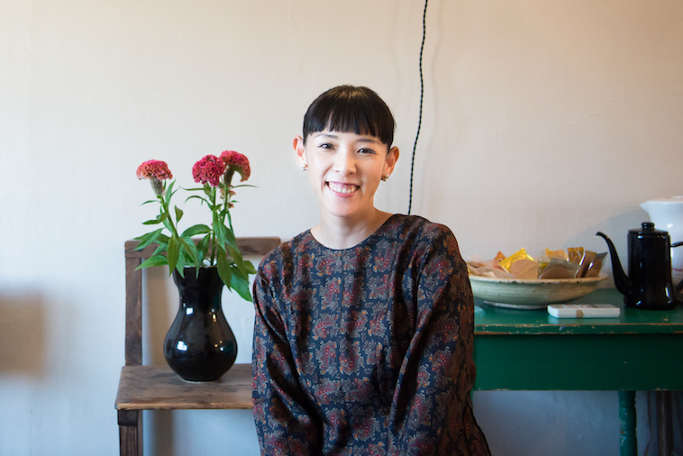 【写真】笑顔で座っているたかはしあみさん