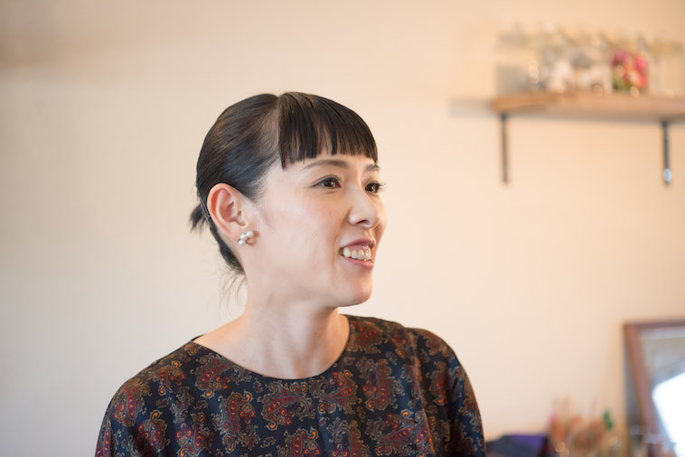 【写真】真剣な表情でインタビューに応えるたかはしあみさん