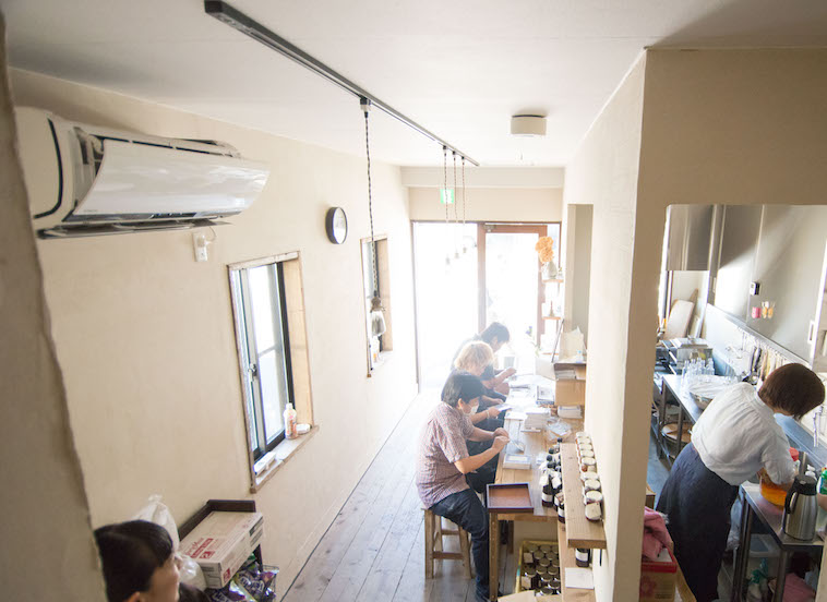 【写真】ゆずりはのカウンターで作業する3人の利用者さん