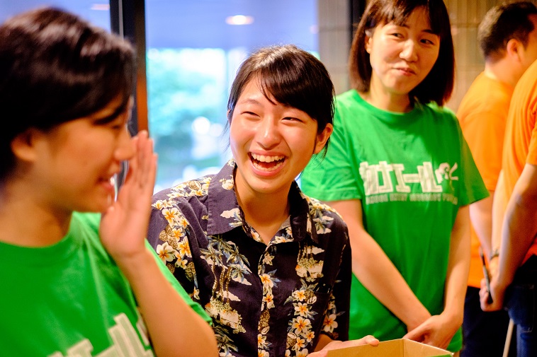 【写真】カナエールのメンバーを写した写真。1人の女性が話す様子を、他のメンバーらが優しく見守っている