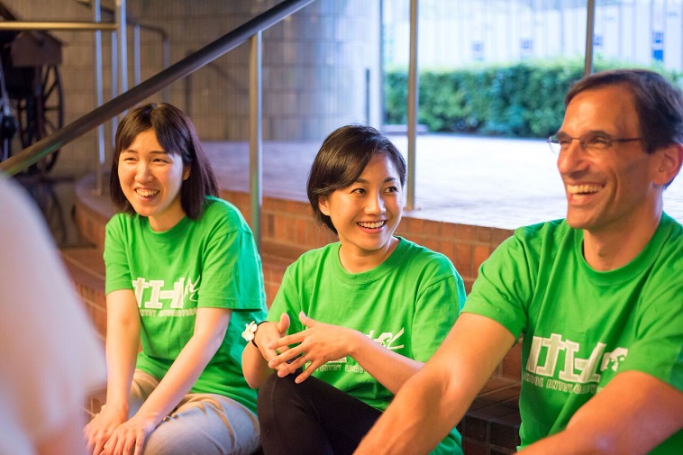 【写真】明るい表情を見せる、ごんちゃんのチームメンバーら