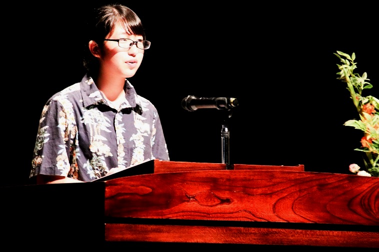 【写真】ライトに照らされながら、観覧者らに向かって話すごんちゃん